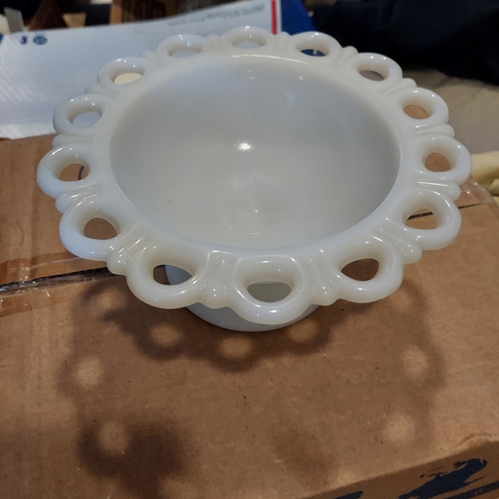 337) vintage white milk glass fruit bowl